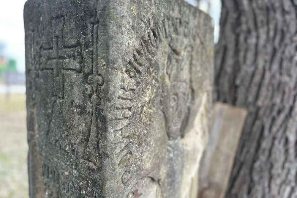Na ovim spomenicima su uklesane sudbine vojnika: Najviše ih ima u ovom čačanskom selu - podizale ih majke i udovice
