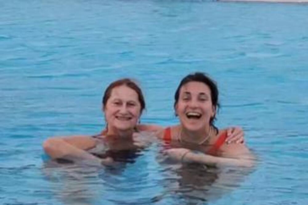 Dok se bivši brčka sa mlađom u bazenu, ona uradila isto sa koleginicom! Danica ušla u vodu, osvanule vrele slike