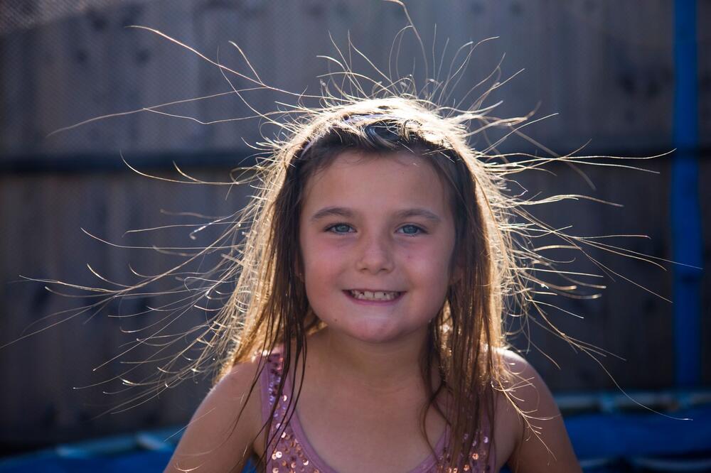 Ovih dana vas "pecka" sve što dodirnete? Evo zašto se to dešava i kako da se rešite elektriciteta za tren!