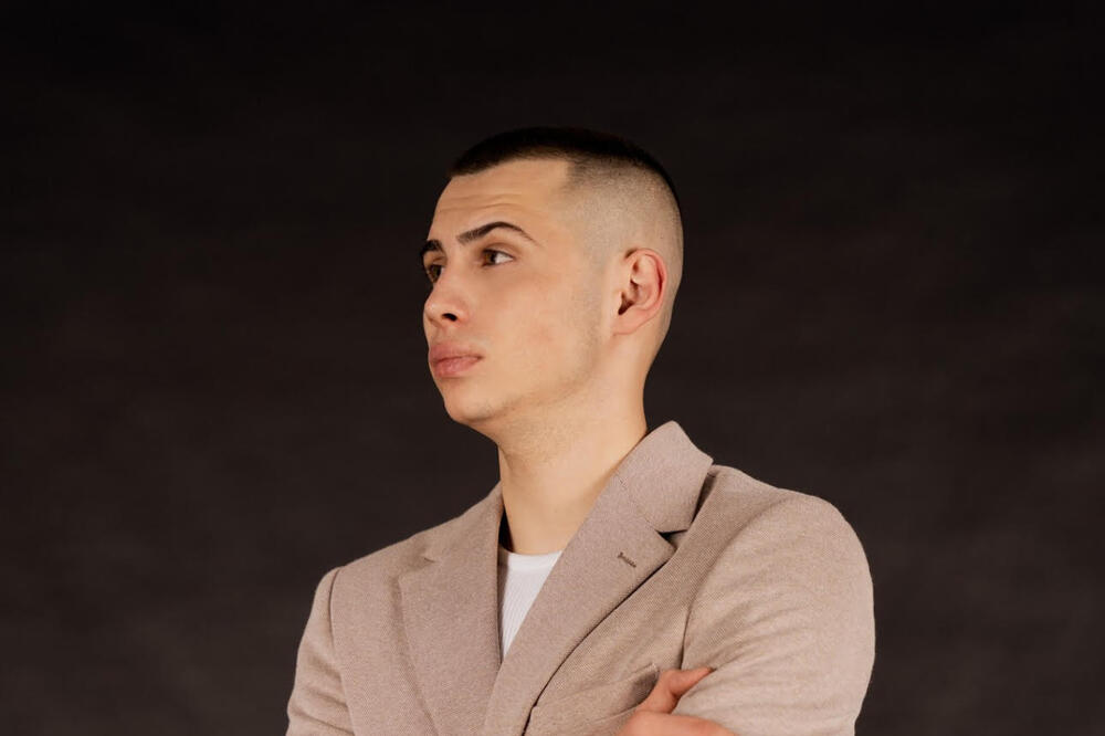 Mladi pevač raskošnog glasa zbog muzike napustio karijeru fudbalera, pa oduševio ceo region