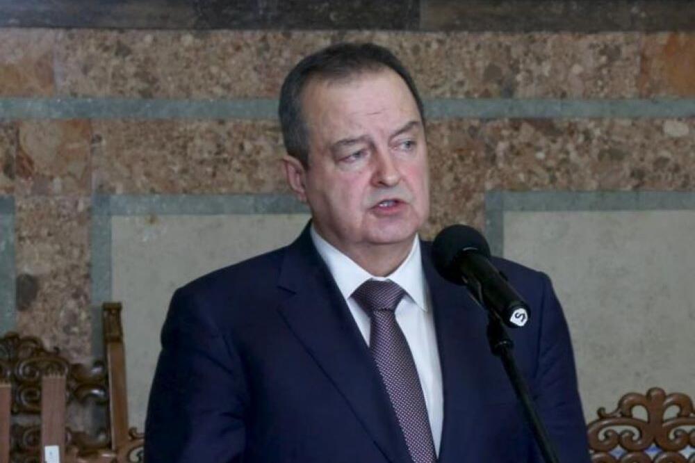 "Oborili su dekana na zemlju, izbušili su gume Hitnoj pomoći": Dačić o incidentima ispred DIF-a u Novom Sadu!