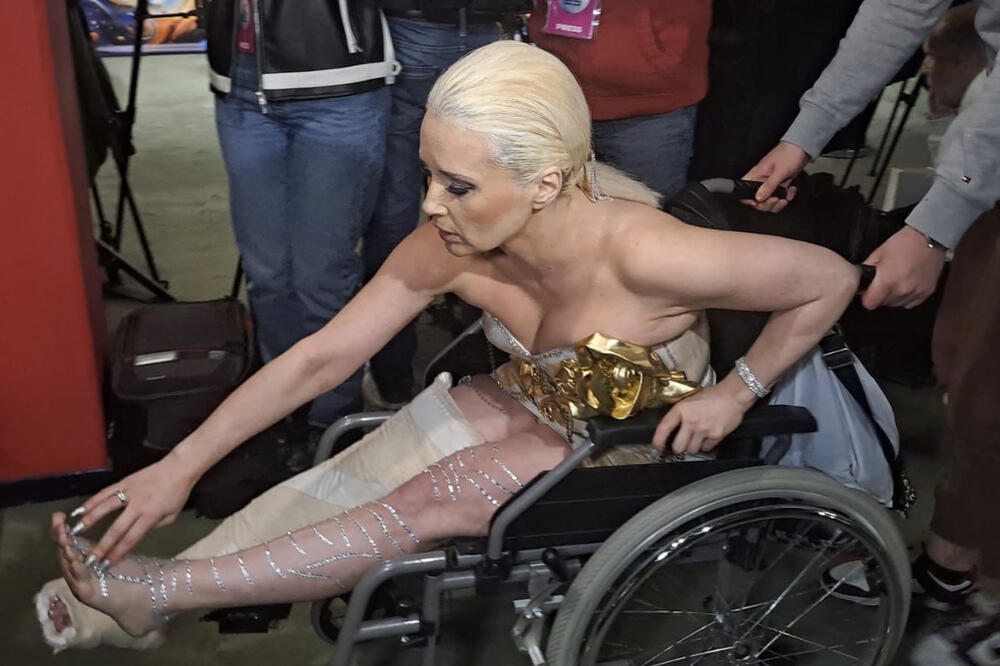 "Dovoljno je da je vidiš, šizofrenija" Pevačica udarila na koleginicu u emisiji - pale teške reči, a i dijagnoze