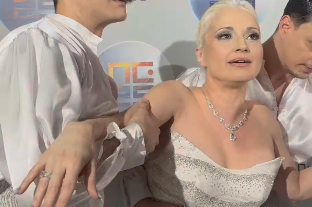 Polomila nogu, ostala bez odeće i zamalo pala dok je pričala sa novinarima: Peh Maje Nikolić uplašio sve, šta bi?