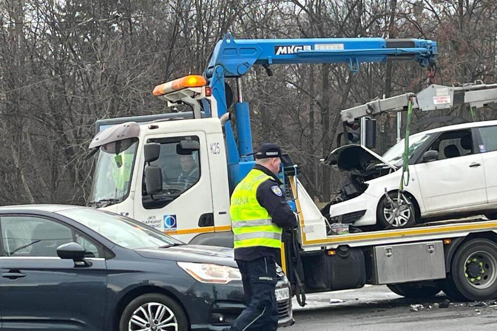 Sudarili se gradski autobus i automobil u Beogradu! Strašna saobraćajka, Hitna pomoć pomaže povređenima (FOTO)
