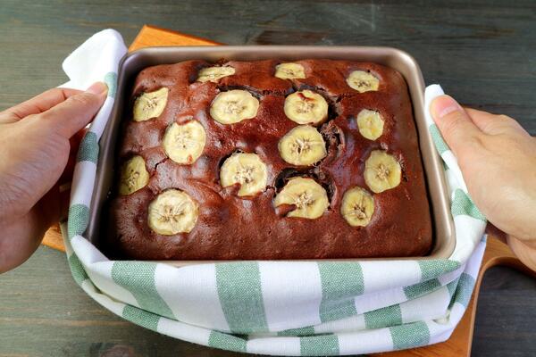 Sočan, ukusan i tako čokoladan! Recept za brzinski kolač sa bananama za koji se domaćice godinama otimaju