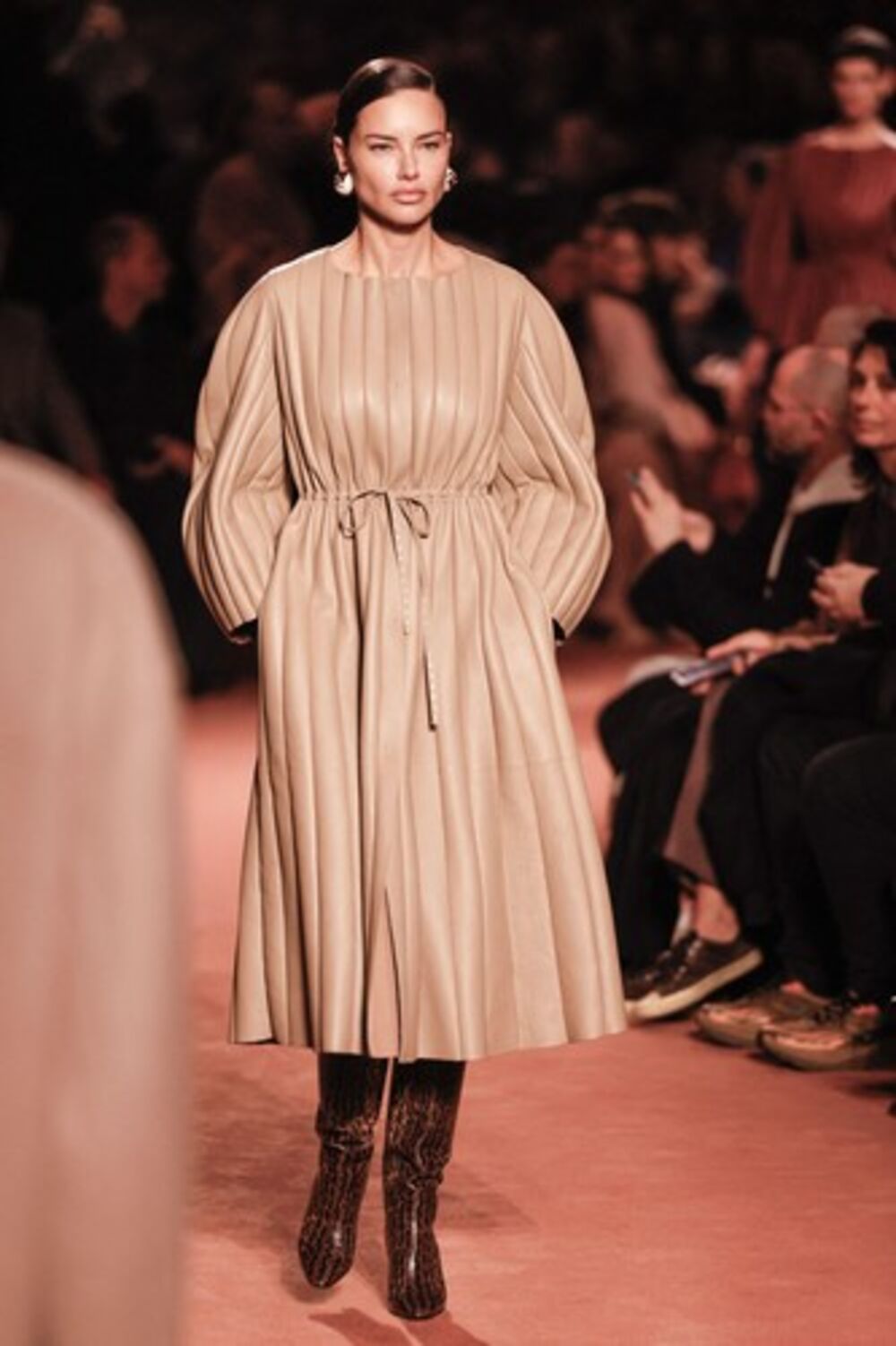 Usko vezana niska punđa istakla je njene crte lica