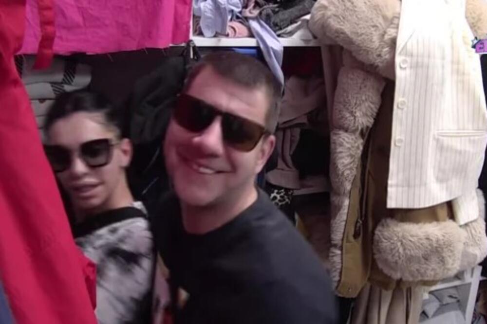 Sad liže tuđe prste, a nekad bila striptizeta čija majka drži javnu kuću! Isplivala najprljavija prošlost sa Pinka