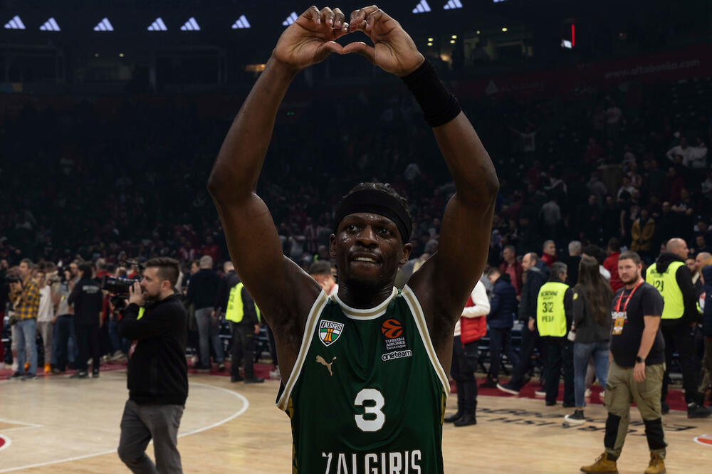 Silvan Fransisko pecnuo navijače Crvene zvezde! (Foto)