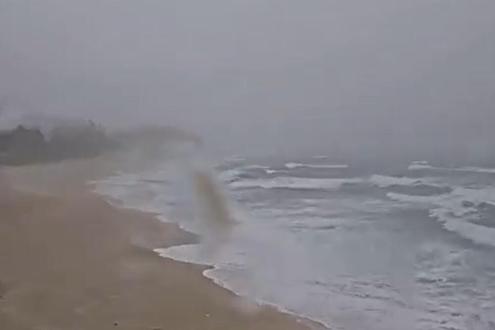 Stravični snimci sa ovog ostrva kruže svetom: Očekuju se talasi preko 8 metara, ali to nije najgore u celoj priči