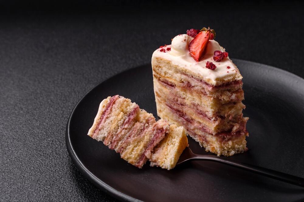 Voćna kapri torta lagana i osvežavajuća, taman za proleće! Lako se sprema, puna je MALINA, izgleda svetski!