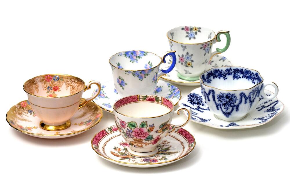 Kupila porcelanski set šoljica za 7.000 dinara u Second hand-u: Kad je videla koji pečat imaju na dnu, prevrnula se