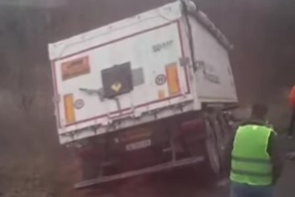 Prvi snimak nakon strašne nesreće kod Paraćina: Kamion i smrskani automobil završili u jarku (VIDEO)