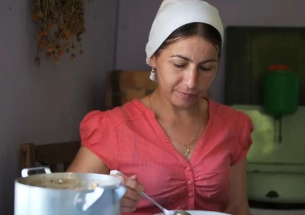 Marija crkvu posećuje često, paleći sveće za one koje je ostavila iza sebe.