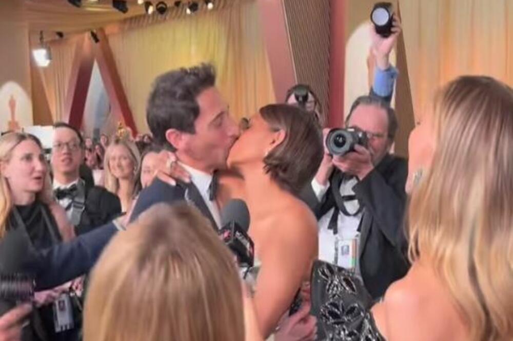 Da li je moguće da je ovo uradila zauzetom čoveku? Doletela ka njemu pa ga sočno poljubila u usta pred svima, šok