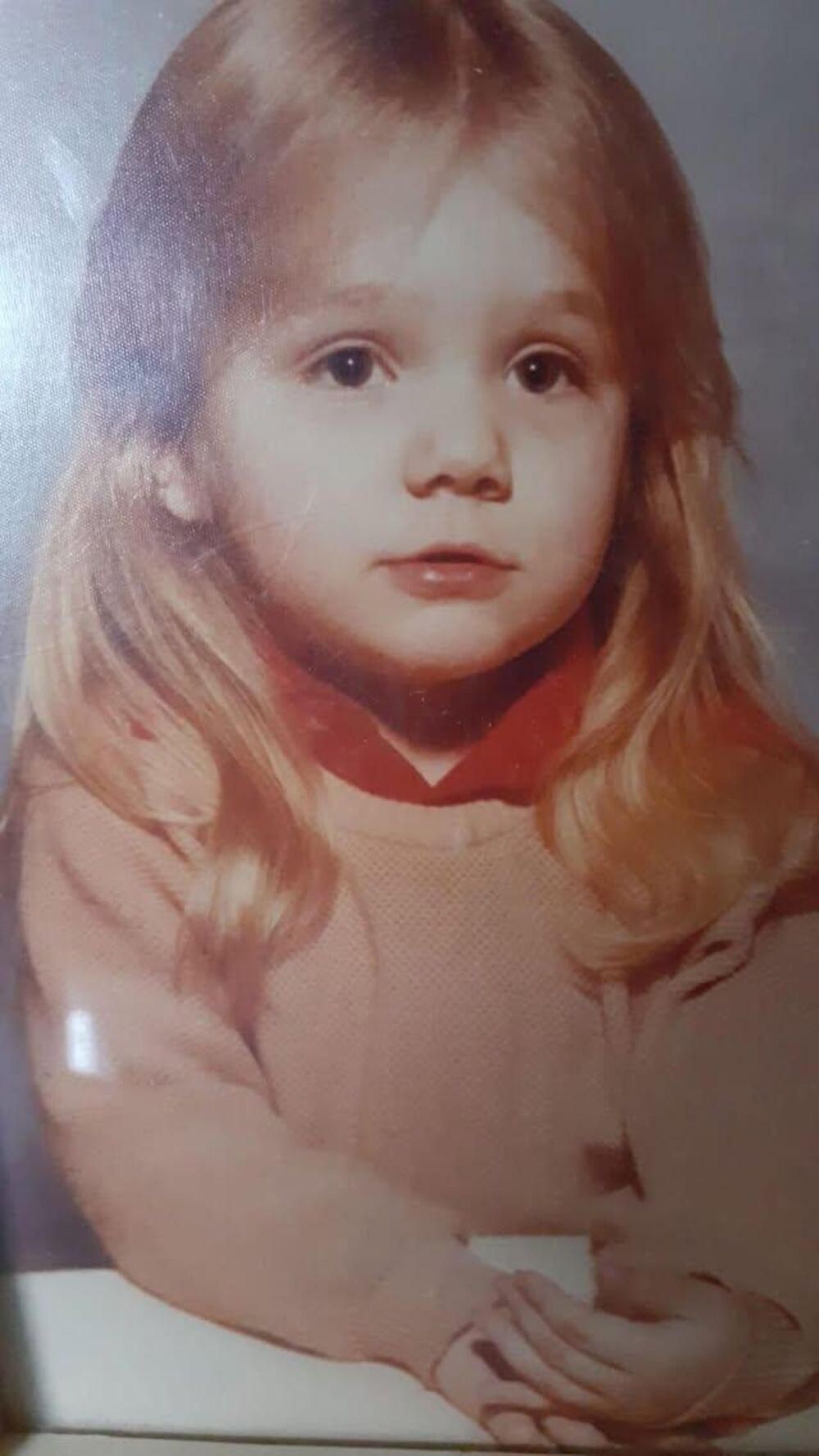 Ova devojčica na fotografiji danas skoro 50 godina i jedna je od najpopularnijih deniserki