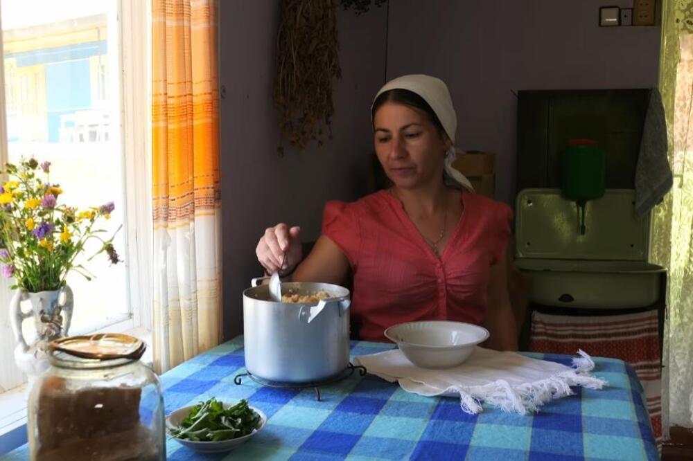 Marija ima svoju stoku i sve što pojede sama proizvede! Ostavila porodicu i pobegla na Karpate, molI se Bogu...