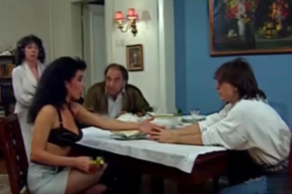 "Jako me je palio, predigra mu je bila...": Ovu pevačicu je ukrotio srpski političar! Izašlo sve o njihovoj aferi