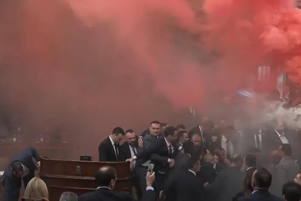 Pripadnici UKP ušli u Skupštinu: Počeo uviđaj nakon haosa