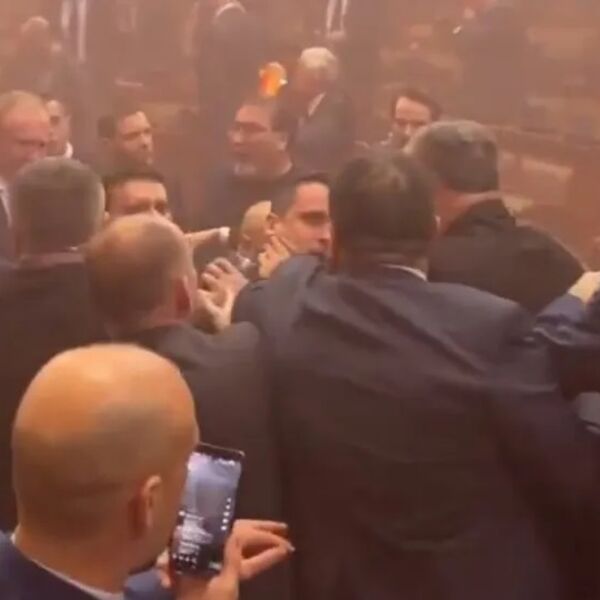 Makljaža u Skupštini snimljena izbliza! Dave se, vuku, gađaju, polivaju vodom, tuča kao u ringu! (VIDEO)