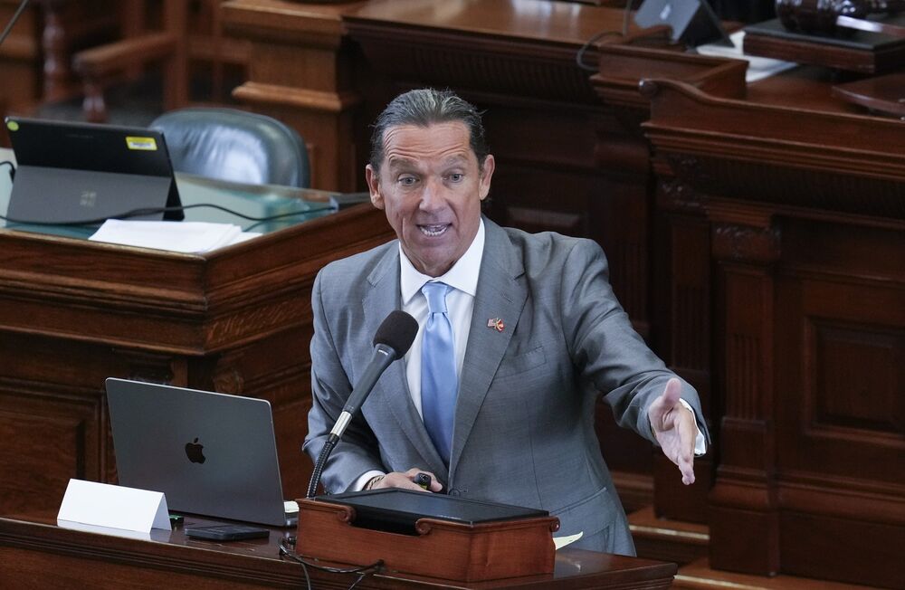 Reper je prozvao i njenog advokata Tonija Bazbija, tvrdeći da je zbog njih dvoje izgubio 20 miliona dolara.