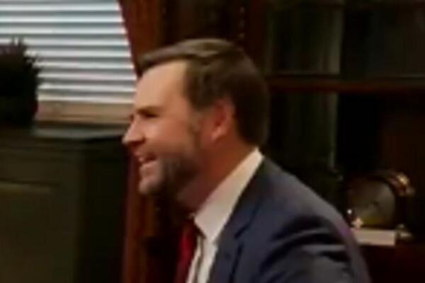 Totalna neverica! Isplivao šokantan snimak potpredsednika Amerike, ljudi frapirani onime što vide: Šta to uradi?!