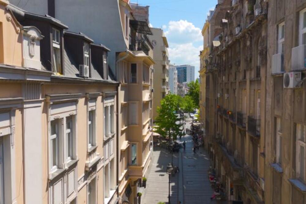 Jeziva poruka osvanula na ulasku zgrade u Šapcu! Stanari zgroženi: "Biće vezan u podrumu, maltretiran i..."