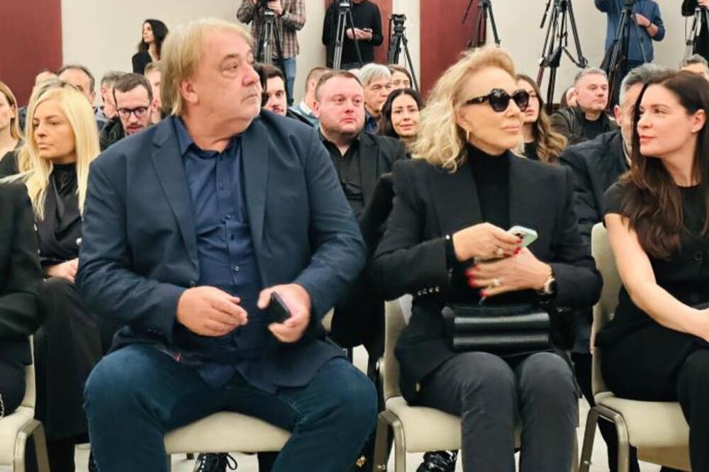 Živojinovići došli da odaju počast Saši Popoviću! Brena skrhana bolom, Boba je ne ispušta iz vida