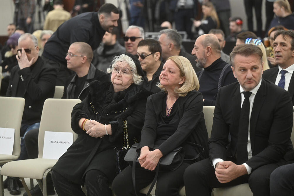 Po prvi put vidimo rođenu sestru Saše Popovića! Danas sahranjuje brata, lice prekrila crnom mrežom