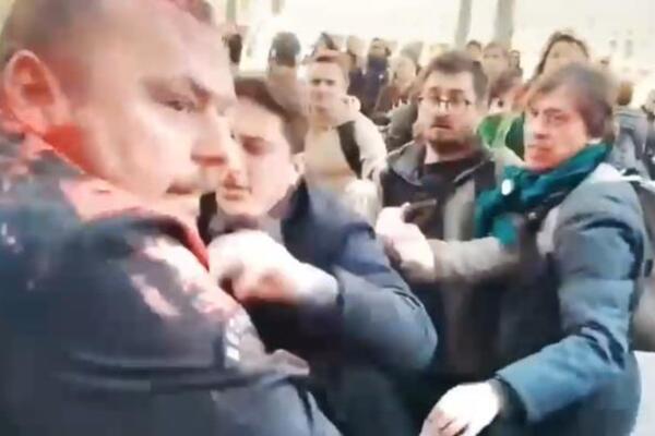 Opozicija farbom gađala obezbeđenje, osetili se suzavac i biber sprej: Izbila tuča ispred Skupštine grada Beograda!