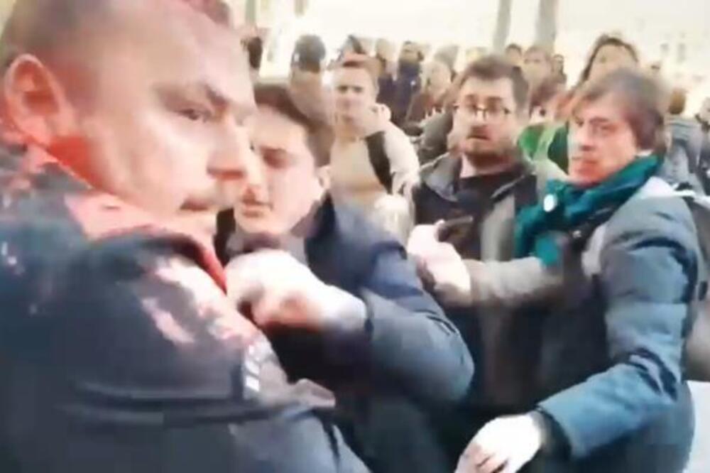 Opozicija farbom gađala obezbeđenje, osetili se suzavac i biber sprej: Izbila tuča ispred Skupštine grada Beograda!