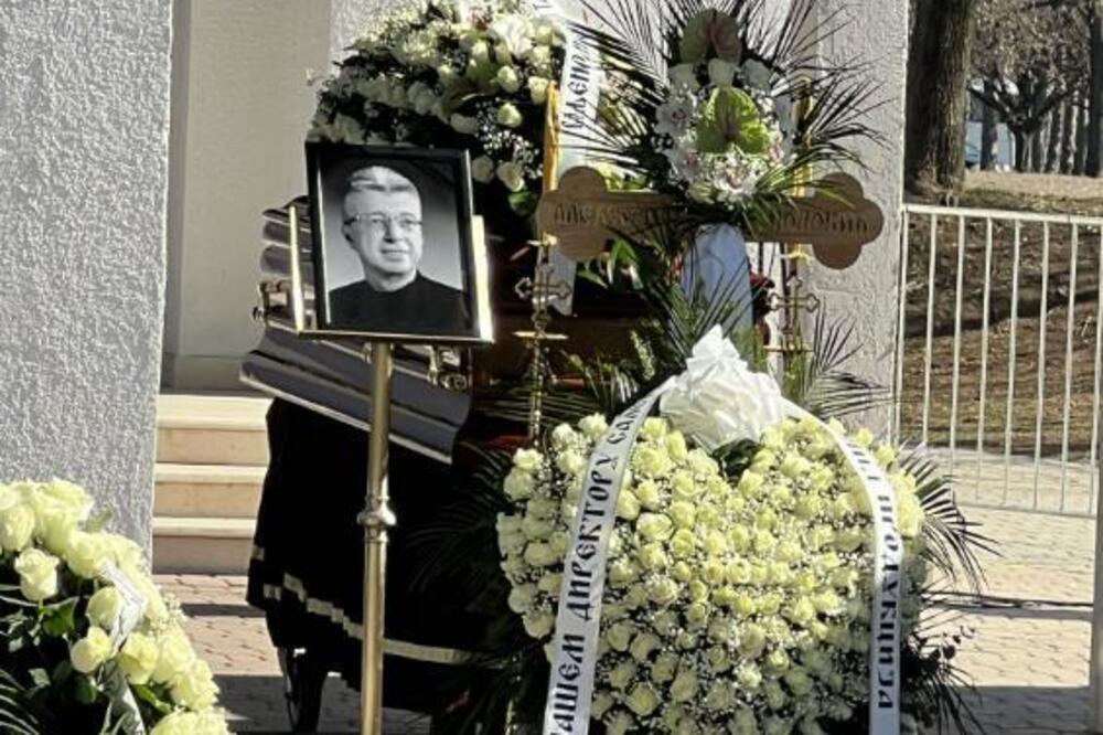 Evo šta tačno piše na vencu Saše Popovića! Ogromna suza od belih ruža sa razarajućom porukom