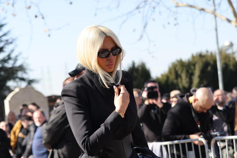 Kad je on prišao Karleuši na groblju, svi ostali zatečeni: Drugi je zaobišli, a on napravio neočekivan potez