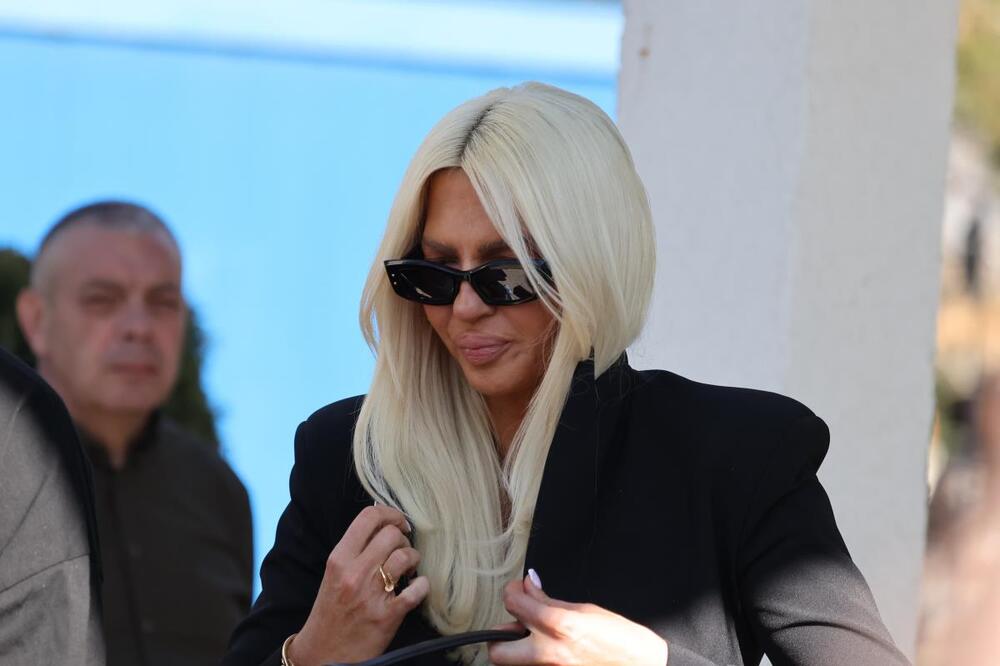 Niko nije video šta je Karleuša uradila na grobu Saše Popovića! Sad se saznalo, potez odjeknuo javno