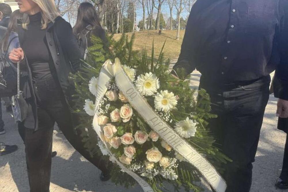 Evo šta je stiglo na groblje od Dragane Mirković! Ona nije došla da isprati Sašu, ali je uradila ovo