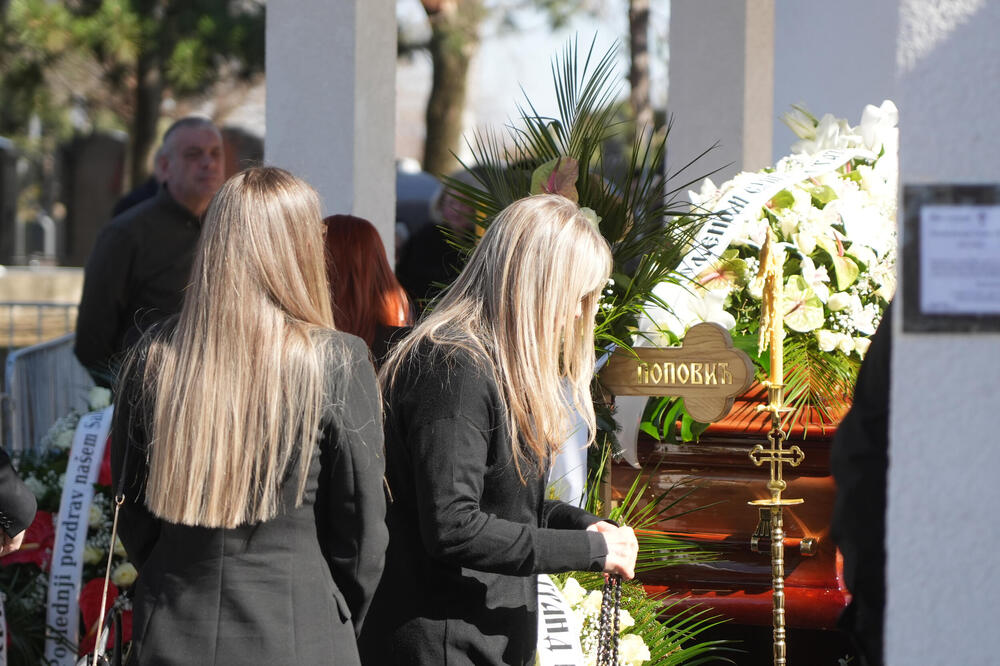 Sahranjen Saša Popović! Suzana pala na kovčeg pokojnog muža, tamburaši svirali njegovu omiljenu pesmu