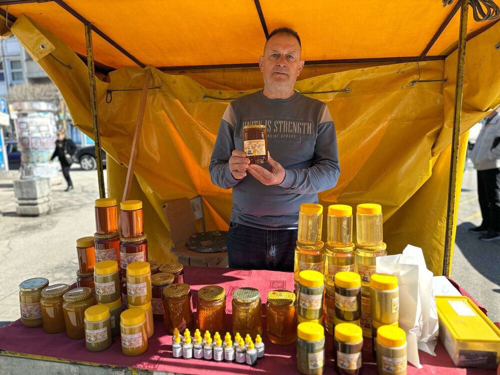 Stojan Ječmenić prodaje med