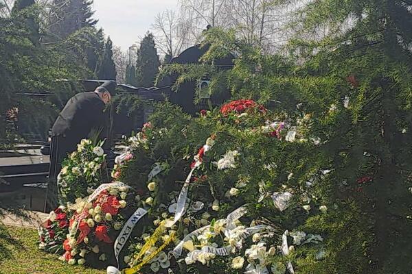 Šta je udovica uradila nad grobom Saše Popovića? Ovaj potez je svima upao u oči, nije moglo drugačije