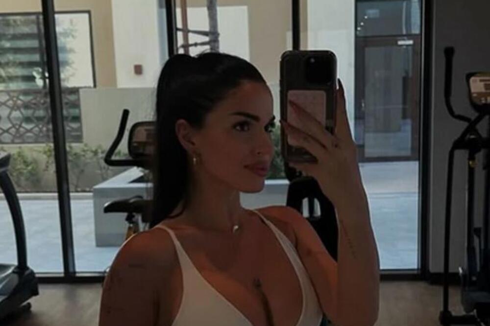 Sva u znoju, dekolte samo što ne prsne! Deli se Džehvina vruća fotka, ovo nije za svačije oči