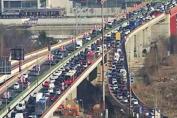 Popodnevne gužve u Beogradu i ovog petka: Na ovim tačkama vozila mile, na Novom Beogradu tramvaji stoje u mestu