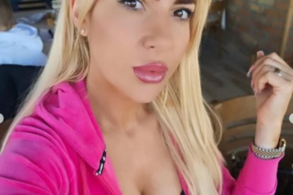 Sve pršti i seva: Sevnule grudi Jovane Jeremić, čipkasti brus provorio ispod majice, muškarci zapenili! (FOTO)