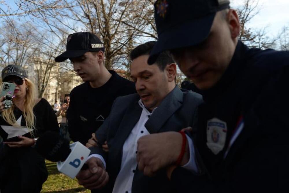 Snimak privođenja Nemanje Šarovića: Posle verbalnog okršaja, stavljene mu lisice na ruke