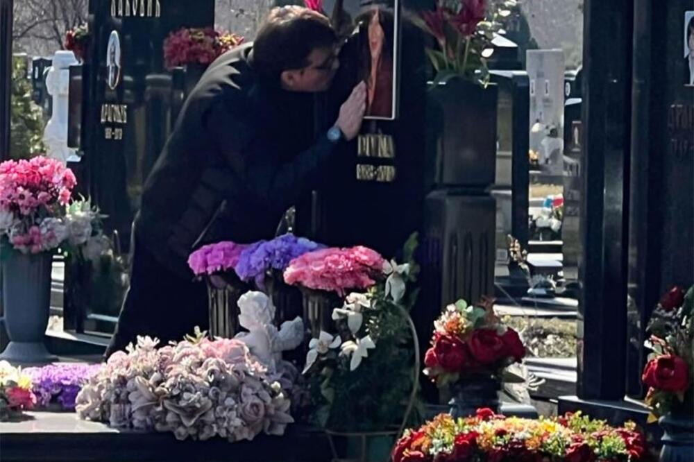 Potresne scene na groblju: Blizak prijatelj Saše Popovića ljubi i mazi spomenik Divne Karleuše!