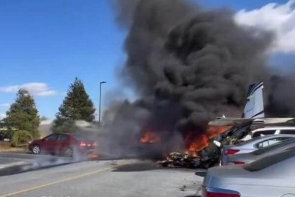 Stravični snimci pada aviona u Pensilvaniji! Gore automobili na parkingu, veliki broj povređenih