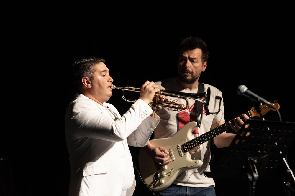 NEBOJŠA SEJDIĆ SPECIJALAN GOST NIKOLASA REJESA I GIPSY KINGSA U SAVA CENTRU 23.MARTA