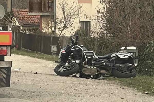 Motociklista teško povređen: Sudar motora, automobila i kamiona kod Čačka (FOTO)