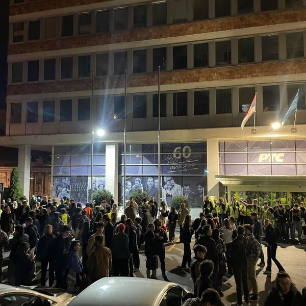 Studenti danas nastavili blokadu RTS, trajaće do 21 sat: Sinoć povređen jedan policajac