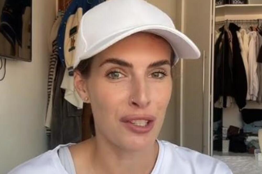 Da li nas oči varaju ili je ovo stvarno fleka od... Kupila trenerku, a kada je otvorila paket umalo šlogirala