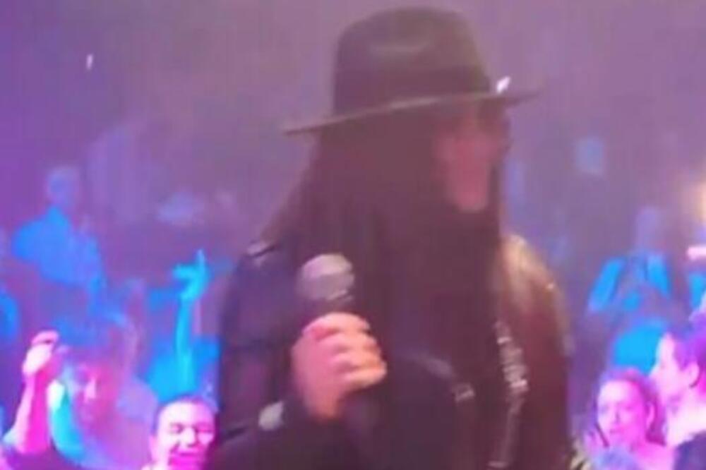 Šta joj je ovo oko nogu? Stoja izašla na binu, a dole sevnula opasna stvar, ljudi u neverici šta vide