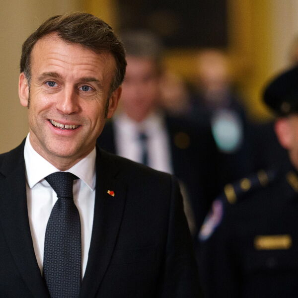 MAKRON GO USRED BELA DANA! Ljudi gledaju i ne veruju šta predsednik radi - ŽENE, SKLANJAJTE DECU, STIŽE ZVERKA