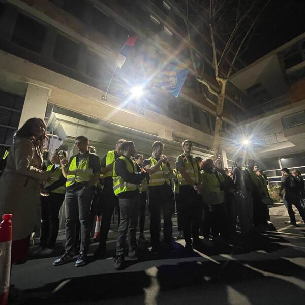 Grupa studenata u blokadi i građana i dalje blokira RTS